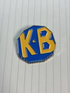 クレヨンしんちゃん K・B ピンバッジ 八角形 ブルー×イエローのサムネイル