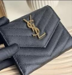 YSL ブラック 三つ折り財布のサムネイル