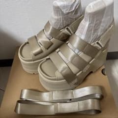 UGG ゴールデンライズ　厚底　サンダルのサムネイル