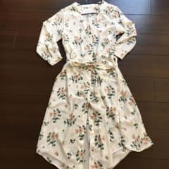 花柄ワンピース　ボタンを開ければカーディガンにもなります。　Mサイズのサムネイル