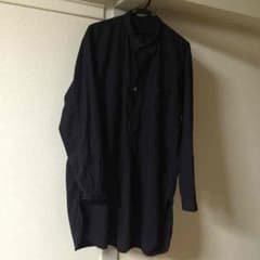 黒シャツ ロング丈のサムネイル