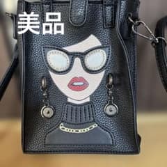ミ*ウ様 サングラス女性イラスト スマホショルダーバッグのサムネイル