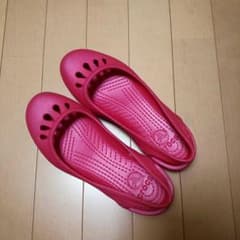 クロックスのピンクのサンダル（W8）のサムネイル