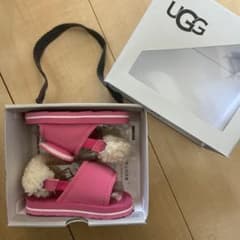 UGG ピンク ベビーサンダルのサムネイル