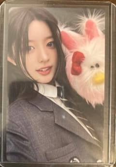 ILLIT Super Real Me トレーディングカードのサムネイル