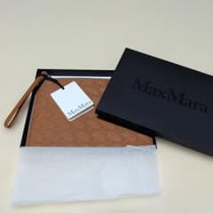 【未使用タグ付き】MaxMara ロゴエンボス クラッチバッグ ポーチ 未使用タグ付き】MaxMara ロゴエンボス クラッチバッグ ポーチ - メルカリ