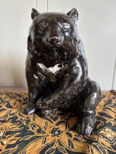 黒色の座りクマの陶器置物 黒色の座りクマの陶器置物 - メルカリ