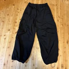 黒いカーゴパンツ ゴムウエストのサムネイル