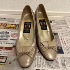 MIHAMA ベージュリボンパンプス22.5のサムネイル