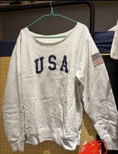 Brandy Melville オフショルダーセーター（のサムネイル