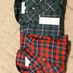 赤と緑のチェックシャツ   セット販売です。   メンズのシャツでオシャレです！のサムネイル