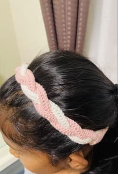 手編み三つ編みヘアバンド ピンクホワイトのサムネイル