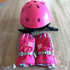 子供用スキー手袋とヘルメットのサムネイル