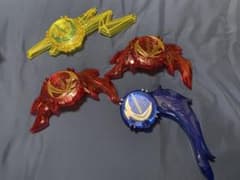 仮面ライダーセイバー究極大聖剣　火炎剣烈火×2　水勢剣流水・雷鳴剣黄雷エンブレムのサムネイル