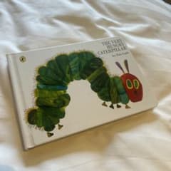 新品　エリックカール　はらぺこあおむし　絵本　洋書のサムネイル