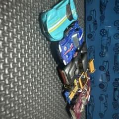 ホットウィール ボーンシェイカーやフォードのトラック入りの5台セットのサムネイル
