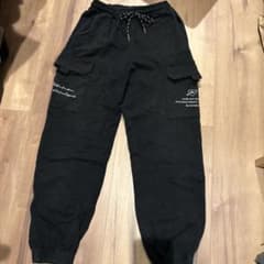 黒色のカーゴパンツのサムネイル
