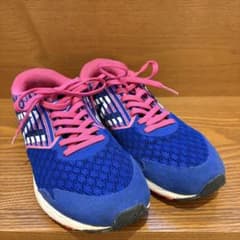 ニューバランス　22㎝　青とピンクのメッシュスニーカーのサムネイル