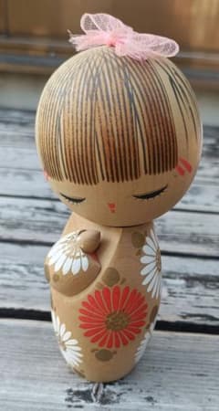 こけし 伝統工芸品 木製人形 花柄 ピンクのリボン 翠華？ - メルカリ