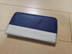 ネイビーとホワイトの長財布のサムネイル
