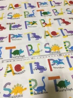 【お値下げしました】アルファベット 恐竜柄 生地のサムネイル