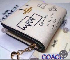 COACHパスキアコラボホワイト白.二つ折り財布.スナップウォレット新品未使用品 新品コーチCOACHパスキアコラボ二つ折り財布スナップウォレット 小物