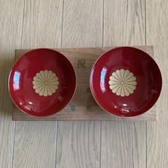 赤い漆器の菊の御紋の杯2個セット 赤い漆器の菊の御紋の杯2個セット - メルカリ