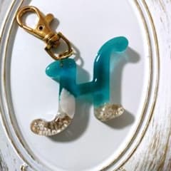 イニシャルH レジンキーホルダー 海デザインのサムネイル