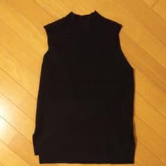 ユニクロ 黒ベスト スリットのサムネイル