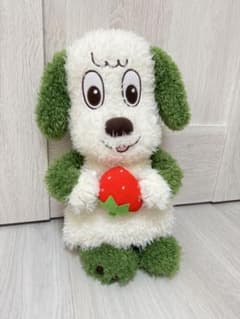 いちごを持ったわんわんのぬいぐるみのサムネイル