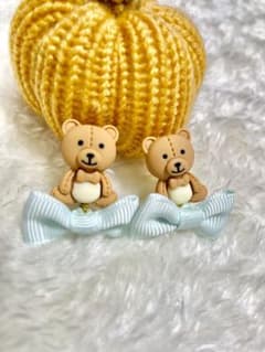 水色リボン　ブラウンクマさんイヤリング　キッズ　ハンドメイドのサムネイル
