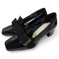 黒のリボン付きエナメルパンプス　美品のサムネイル