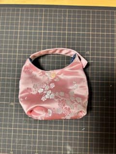 桜の花柄ピンクサテンポーチ　ハンドメイド　吊り下げポーチのサムネイル