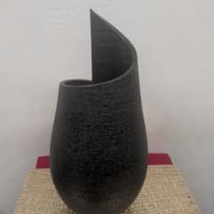 黒色陶器花瓶 曲線デザイン骨董品　変形花瓶 黒色陶器花瓶 曲線デザイン骨董品 変形花瓶 - メルカリ