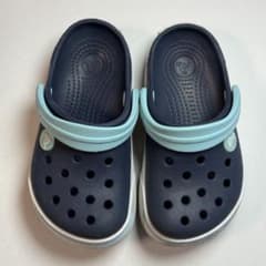crocs キッズサンダル ネイビー×ライトブルーのサムネイル