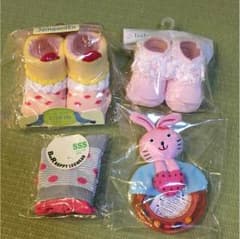 値下げ！【新品】靴下とガラガラの4点セットのサムネイル
