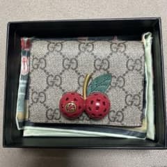 【あんしん鑑定】【限定価格】Gucci チェリー装飾 二つ折り財布 GUCCI チェリー装飾 二つ折り財布 箱付き - メルカリ