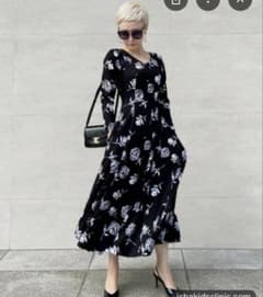 【限定品】 JENNE luxe 花柄　フレアワンピース　A ライン　M 限定品】 JENNE luxe 花柄 フレアワンピース A ライン M - メルカリ