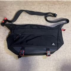 山*ん様 adidas ショルダーバッグ ブラックのサムネイル