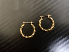 ゴールド ツイストデザイン フープピアス　K18 刻印ありのサムネイル