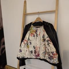 SAKI Sweden 本革 レザージャケット ブラック 34 花柄裏地のサムネイル