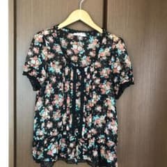 アクシーズファムの花柄ブラウスのサムネイル