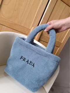 限定品プラダノベルティフリースハンドバッグ ダークグレー 限定品プラダノベルティフリースハンドバッグ ダークグレー - メルカリ