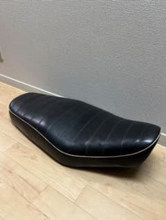 w650 純正シート w800 w400 タックロール　パイピング w650 純正シート w800 w400 タックロール パイピング - メルカリ