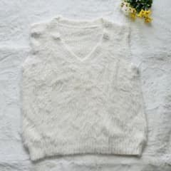 【美品⟡.·】オフホワイト Vネック ニットベストのサムネイル