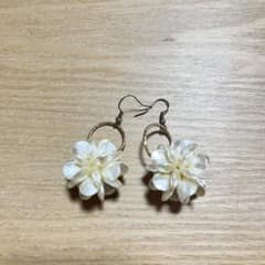 フラワーモチーフ ピアス ホワイトのサムネイル