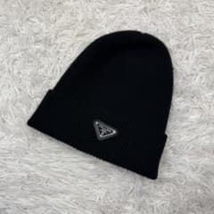 【人気】PRADA ニット帽　ロゴ　ブラック　三角　プレート 人気】PRADA ニット帽 ロゴ ブラック 三角 プレート - メルカリ