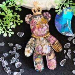 オルゴナイト   白蛇の抜け殻とフラワー　クマさん　キーホルダーのサムネイル