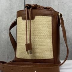 美品 フルラ レザー ショルダーバッグ 巾着 ラフィア ロゴ型押し 