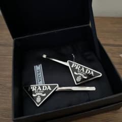 PRADA トライアングルロゴ ヘアピン 2個セット - メルカリ
